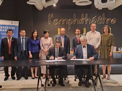 Thứ trưởng Bộ Tài chính Võ Thành Hưng và Giám đốc AFD toàn cầu Philippe Orliange ký Thỏa thuận hợp tác (Ảnh: TTXVN)