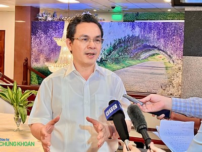 GS.TS Hoàng Văn Cường, Uỷ viên Uỷ ban Tài chính Ngân sách của Quốc hội trả lời Báo Đầu tư Chứng khoán bên lề Diễn đàn sáng 19/7 (Ảnh: M.Minh)