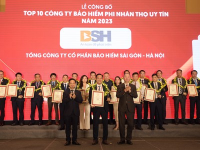 Ông Nguyễn Văn Trưởng - Tổng giám đốc Bảo hiểm BSH đại diện nhận giải thưởng (Ảnh: BTC)