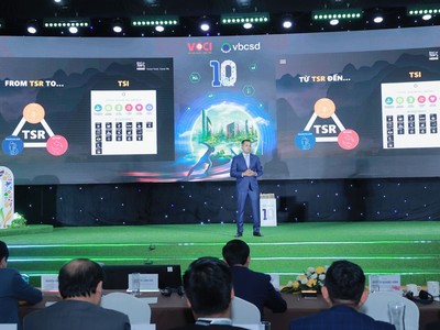 Ông Binu Jacob, Tổng giám đốc Nestlé Việt Nam, đồng chủ tịch VBCSD chia sẻ về chuyển đổi kép giúp doanh nghiệp tạo ra lợi thế cạnh tranh