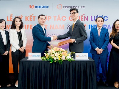 Chủ tịch HĐTV kiêm CEO Hanwha Life Việt Nam – ông Hwang Jun Hwan (bên phải) ký kết thỏa thuận hợp tác với Tổng giám đốc VIS – ông Mai Văn Nội (bên trái) 