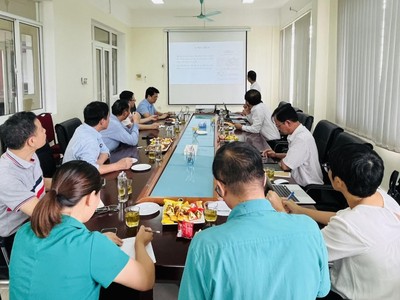 Buổi làm việc giữa Thứ trưởng Bộ NN-PTNT Phùng Đức Tiến cùng các đơn vị liên quan về vacxin DACOVAC-ASF2 tại Trung tâm Chẩn đoán thú y Trung ương ở Sóc Sơn, Hà Nội