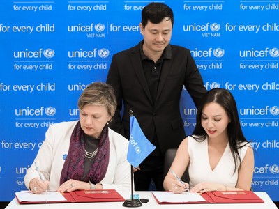 Hannah Olala ký cam kết với bà Rana Flowers - Đại diện UNICEF Việt Nam về việc quyên góp tổng cộng 25 tỷ đồng (1 triệu USD) cho UNICEF Việt Nam. Hiện cô đã chuyển khoản cho tổ chức này 10 tỷ đồng. 