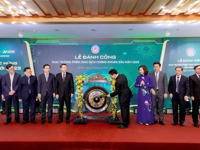 Bộ trưởng Bộ Tài Chính Nguyễn Văn Thắng thực hiện đánh cồng khai trương phiên giao dịch đầu năm 2025