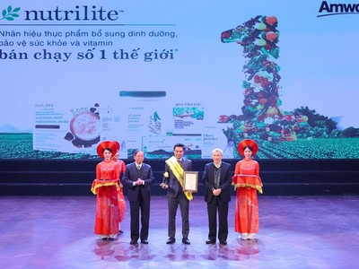 Ông Nguyễn Phương Sơn- Giám đốc Đối ngoại Amway Việt Nam nhận giải thưởng từ ban tổ chức