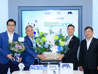 Từ phải qua trái: Ông Đỗ Minh Toàn (ACBS), ông Nguyễn Đức Hoàn (ACBS), Ông Eric Yeo (AWS), ông Vincent Toh (Renova Cloud) 