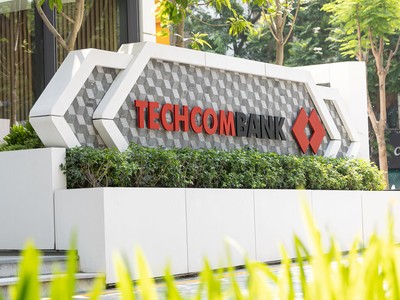 Lợi nhuận nửa năm đạt 18.500 tỷ đồng, Techcombank tiếp tục lập đỉnh mới về thu nhập từ hoạt động dịch vụ với 7.600 tỷ đồng