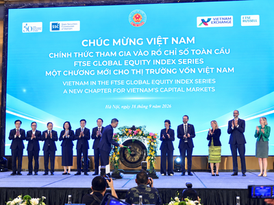 Bộ trưởng Bộ Tài chính Ngô Văn Tuấn thực hiện Nghi thức đánh cồng tại Hội nghị đánh dấu Việt Nam chính thức tham gia hệ thống chỉ số thị trường mới nổi thuộc FTSE Global Equity Index Series. Ảnh: Dũng Minh
