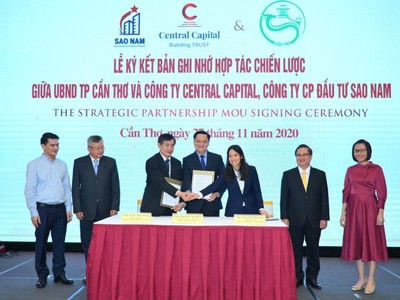 Bà Trần Thị Dịu Hòa (Phải) cùng đại diện UBND TP. Cẩn Thơ ký kết bản ghi nhớ hợp tác chiến lược (ảnh: Trọng Tín)