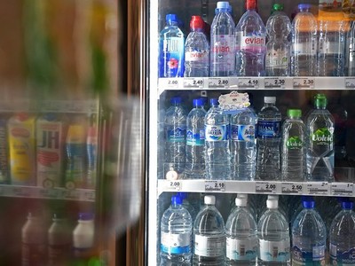 Nước đóng chai bị cáo buộc nhiễm sợi nhựa siêu nhỏ, WHO lên tiếng