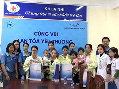Công ty Bảo hiểm VietinBank Hà Nội (VBI Hà Nội) đã đến thăm hỏi, tặng quà cho những bệnh nhân nhi ở Bệnh viện Đa khoa Mê Linh