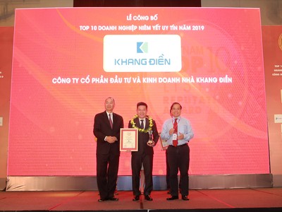 Đại diện Khang Điền nhận giải thưởng Top 10 doanh nghiệp niêm yết uy tín nhất năm 2019 từ Ban tổ chức.