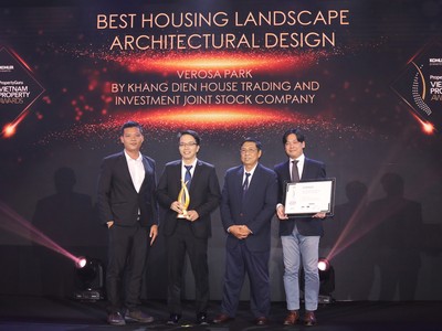 Đại diện Khang Điền nhận giải Best Housing Landscape Architectural Design – Winner dành cho dự án Verosa Park tại Vietnam Property Awards 2019.