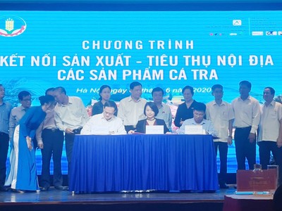 Ông Lê Văn Chính - Tổng giám đốc Công Ty CP Dầu Cá Châu á (AFO) tại Việt Nam (áo trắng từ trái qua) ký kết cung cấp dầu ăn từ cá vào Big C.