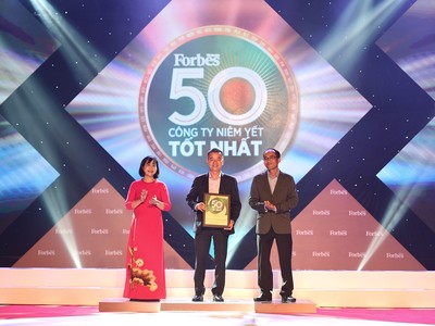 Đại diện KDH nhận giải thưởng Top 50 công ty niêm yết tốt nhất do Forbes Việt Nam bình chọn
