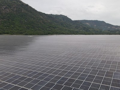 Kinh đô điện mặt trời dưới chân núi Cấm