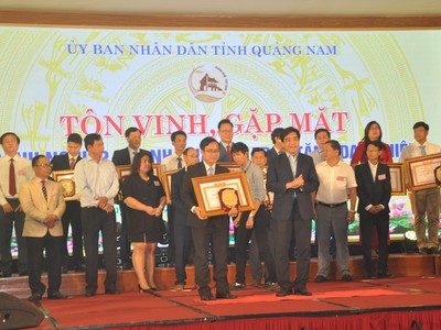 Đại diện nhà máy Number One Chu Lai nhận bằng khen của UBND tỉnh Quảng Nam