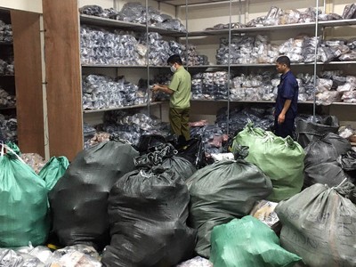 Kho giày dép khủng giả nhãn hiệu Dior, Chanel, Gucci, Burberry, Adidas, LV, Zara, Hermes bị phát hiện ở Hà Nội