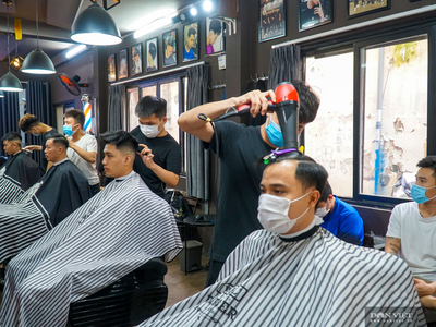 Hà Nội: Từ 0h ngày 13/7, nhà hàng, cơ sở dịch vụ ăn, uống chỉ được bán mang về, dừng các cửa hàng cắt tóc, gội đầu