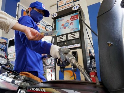 Giá xăng tăng gần 1.000 đồng/lít từ 15h chiều 11/10