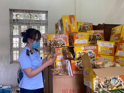 Lượng lớn bánh trung thu không rõ nguồn gốc bị tạm giữ tại Gia Lai.