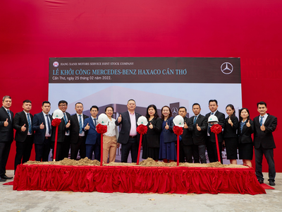 Tập thể Haxaco cùng đại diện nhà máy Mercedes-Benz Vietnam tham dự lễ khởi công