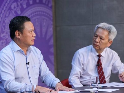 Thứ trưởng Bộ Lao động - Thương binh và Xã hội Lê Văn Thanh (trái) trao đổi tại Tọa đàm.