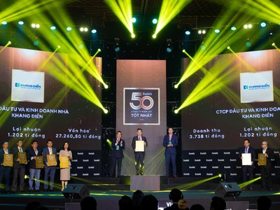 Đại diện Tập đoàn Khang Điền nhận giải thưởng Top 50 Công ty Niêm yết tốt nhất năm 2022. 