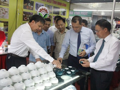 400 gian hàng đến từ 28 tỉnh, thành phố khu vực phía Bắc tham gia hội chợ triển lãm công nghiệp nông thôn.