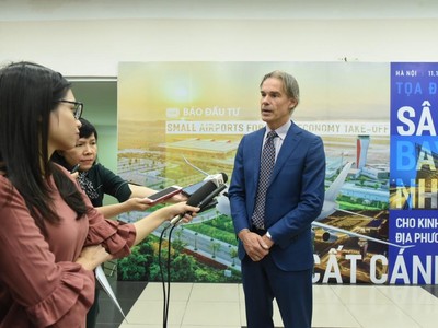 Ông Mick Werson, Chuyên gia Kinh tế trưởng NACO – Tập đoàn Royal Haskoning DHV cho biết sân bay nhỏ nếu vận hành khai thác tốt sẽ tạo ra lợi thế cạnh tranh. Ảnh Dũng Minh