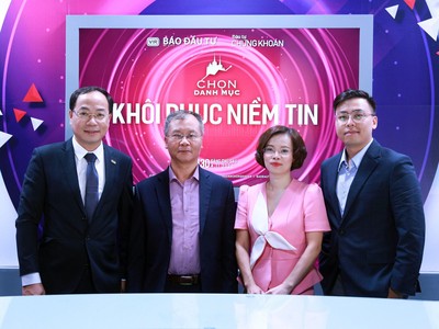 Các chuyên gia tại Talkshow Chọn Danh Mục chủ đề Khôi phục niềm tin do Báo Đầu tư tổ chức ngày 4/11. Ảnh Chí Cường.