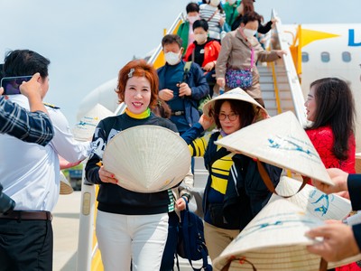 Những khách Hàn Quốc đầu tiên trên chuyến bay charter của Vietravel Airlines đến Khánh Hòa.