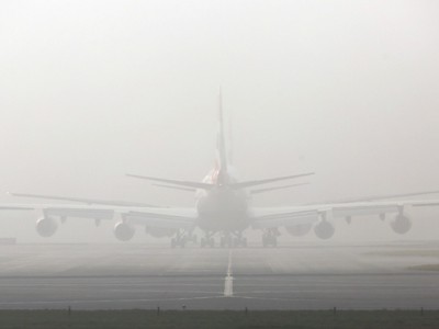 Máy bay khó hạ cánh do thời tiết sương mù.