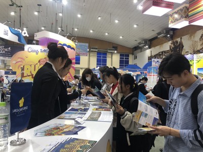 Xếp hàng săn vé giá máy bay, tour du lịch giá rẻ tại Hội chợ Du lịch quốc tế 2023