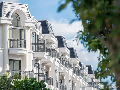 Thiết kế Tân cổ điển sang trọng với mái Mansard xám xanh vững chãi, gợi nhớ khung trời châu Âu lãng mạn.