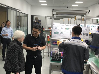 Bộ trưởng Tài chính Mỹ Janet Yellen thăm khu vực sản xuất pin tại nhà máy sản xuất xe máy điện Selex Motor. Trong ảnh CEO Selex Motors Nguyễn Hữu Phước Nguyên giới thiệu với Bộ trưởng Tài chính Mỹ về quy trình sản xuất pin của công ty.