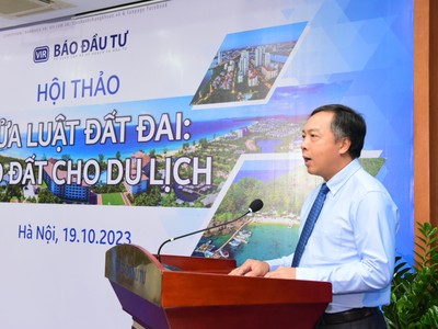 Ông Lê Trọng Minh, Tổng Biên tập Báo Đầu tư phát biểu tại hội thảo "Sửa Luật Đất đai: Tạo đất cho du lịch". Ảnh Dũng Minh