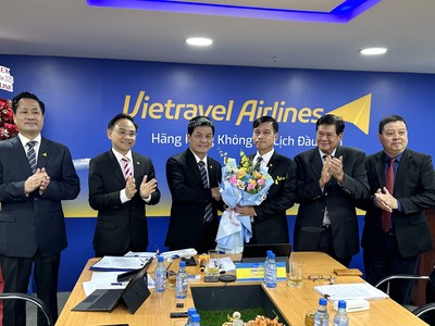Ông Nguyễn Quốc Kỳ (thứ 3 từ trái qua), Chủ tịch HĐQT Vietravel Airlines tặng hoa cho ông Vũ Đức Biên (thứ 3 từ phải qua) tại ngày ông Biên rời vị trí Thành viên HĐQT Vietravel Airlines