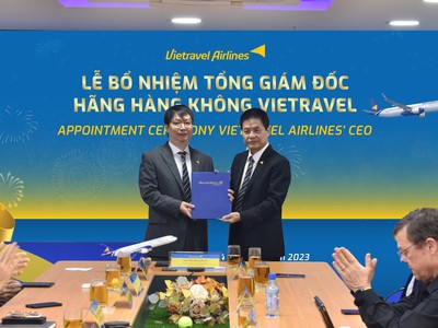 Ông Nguyễn Minh Hải (bên trái) nhận quyết định bổ nhiệm Tổng giám đốc Vietravel Airlines ngày 24/10/2023.
