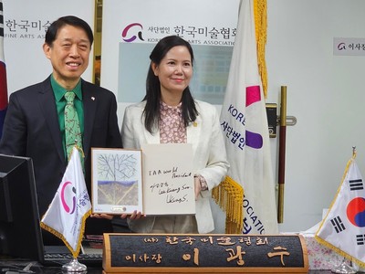 Hoạ sỹ Nguyễn Thị Kim Đức đã tặng ông Chủ tịch bản in bức tranh “Vỏ tương lai” cùng thông điệp bảo vệ thiên nhiên trước biến đổi khí hậu mà thế giới đang phải gánh chịu. 