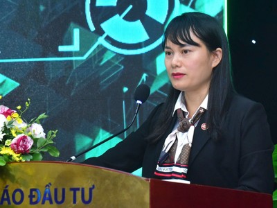 Bà Phùng Thị Bình, Phó tổng giám đốc Ngân hàng Nông nghiệp và Phát triển nông thôn Việt Nam (Agribank) chia sẻ tại hội thảo “Dẫn dòng vốn lớn từ tín dụng xanh”. Ảnh Dũng Minh.