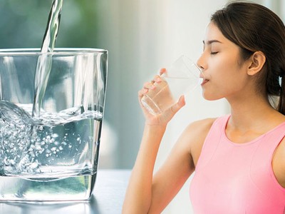 Uống nước trào lưu sống khỏe mỗi ngày.