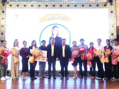 Tập đoàn Sao Mai trao giải cho các tác giả tại cuộc thi đặt tên cho khu resort chuẩn 5 sao tại Thọ Xuân, Thanh Hóa.