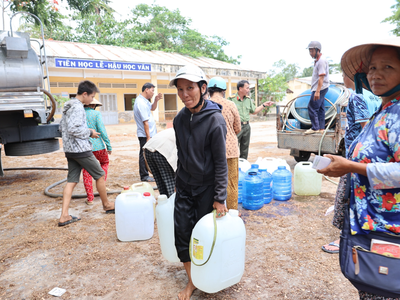 Tập đoàn Tân Hiệp Phát phối hợp cùng báo Công an TP.HCM trao tặng gần 200.000 sản phẩm nước tinh khiết Number 1 và 620 khối nước ngọt cho bà con hai tỉnh Bến Tre và Tiền Giang.