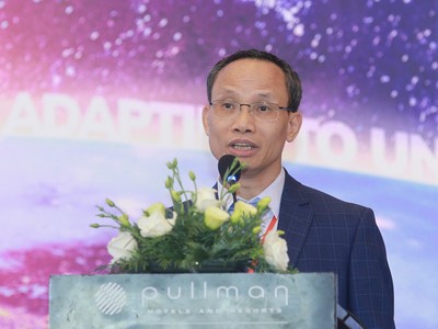 TS. Cấn Văn Lực phát biểu tại Diễn đàn Cấp cao Cố vấn tài chính Việt Nam lần thứ hai - năm 2024 với chủ đề “Ứng biến trong vạn biến” diễn ra chiều 6/6. Ảnh Chí Cường.