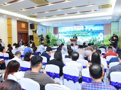 Hội thảo “Giảm phát thải ngành ô tô: Nhiều lối đi, một đích đến” do Báo Đầu tư thu hút đông đảo các nhà quản lý, chuyên gia, cộng đồng doanh nghiệp và giới truyền thông tham dự. Ảnh Dũng Minh