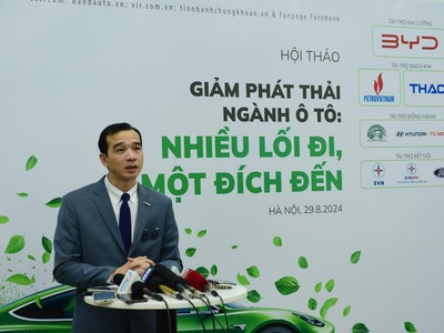 Ông Võ Minh Lực, Giám đốc Điều hành BYD Việt Nam chia sẻ tại Hội thảo “Giảm phát thải ngành ô tô: Nhiều lối đi, một đích đến” do Báo Đầu tư tổ chức ngày 29/8. Ảnh Dũng Minh.