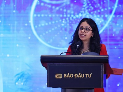 Bà Radhika Bhalla, Tổng giám đốc Viatris Việt Nam và Các Thị trường liên minh châu Á phát biểu tại hội thảo do Báo Đầu tư tổ chức ngày 25/9. Ảnh Dũng Minh.