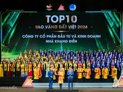 Đại diện Tập đoàn Khang Điền nhận giải “Top 10 Sao Vàng Đất Việt 2024” tại Hà Nội.