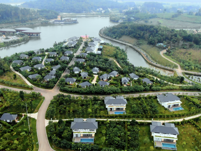 LAMORI Resort & Spa hiện lên như một khúc tình ca của sự hòa quyện hoàn hảo giữa thiên nhiên kỳ vĩ và thiết kế kiến trúc tinh tế. 